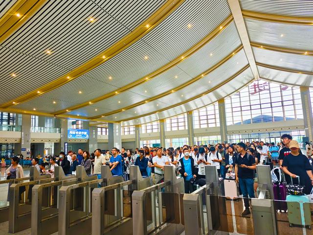 长三角铁路预计今日迎来返程客流高峰,预计发送328万人次
