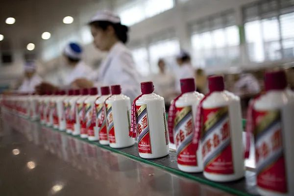 茅台价格大跌，2400元/瓶无人愿收，黄牛急了！有“撸货群”连夜跑路
