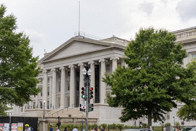 鲍威尔“明示”降息,美货币政策风险难消