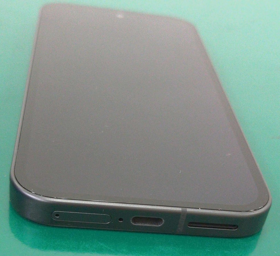 谷歌 Pixel 9a 手机外观曝光:摄像头轻微凸起、底部设 SIM 卡槽