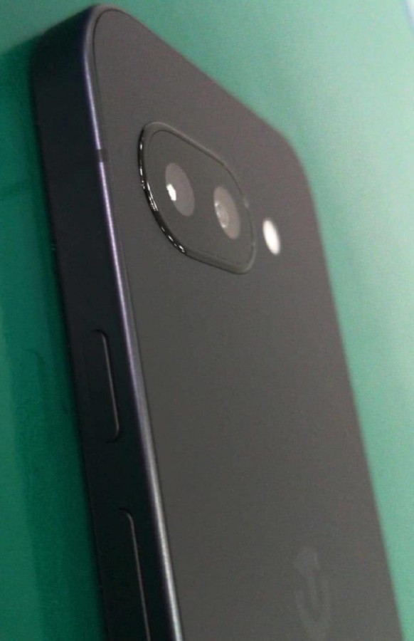 谷歌 Pixel 9a 手机外观曝光:摄像头轻微凸起、底部设 SIM 卡槽