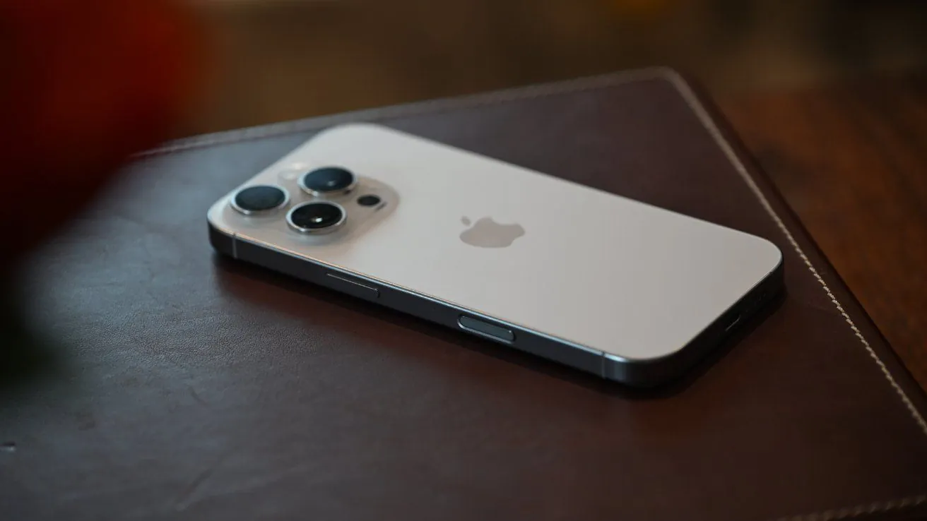 苹果股价下跌超 1%,杰富瑞分析师称投资者对 AI iPhone 手机期望过高