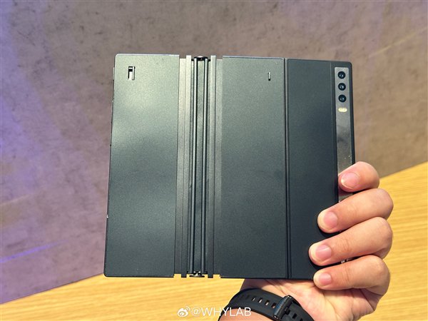华星首款自研三折叠屏样机现身:7.85英寸大屏加持