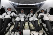 SpaceX龙飞船携四名宇航员成功返回地球 在空间站呆了8个月