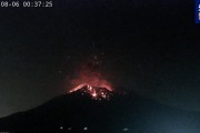 日本樱岛火山喷发 火山灰柱达3000米