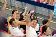 刘强东回乡48小时：吃烧烤、看球赛，为自家超市站台